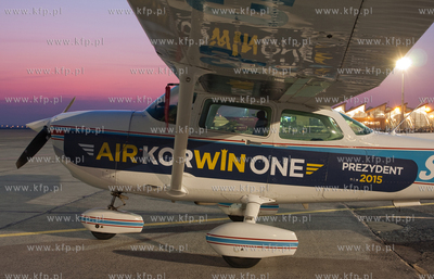 Janusz Korwin Mikke wyladował na pokładzie AirKorwinOne...