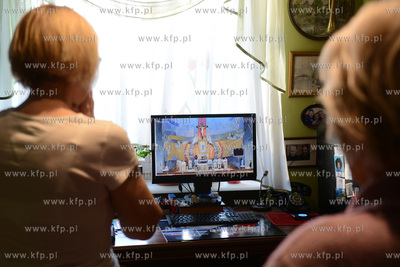 Wierni uczestniczacy w liturgi Wielkiego Czwartku dzieki...