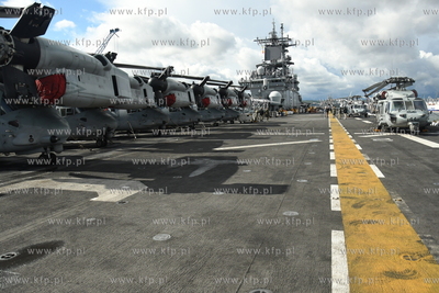 Amerykański okręt desantowy USS Kearsarge wpłynął...