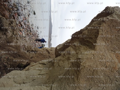 Wezbrane fale uszkodziły Klif Orłowski w Gdyni Orłowie....