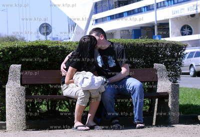 Para calujaca sie na lawce na Skwerze Kosciuszki w...