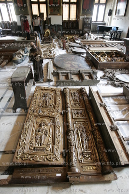 Uratowane zabytki ze spalonego kosciola sw. Katarzyny...