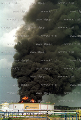 Pozar jednego ze zbiornikow Rafinerii Gdanskiej.3.05.2003fot....