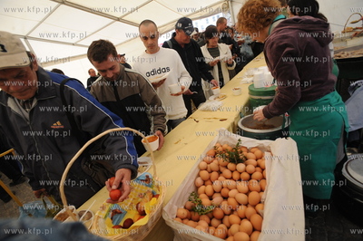 Gdansk, Targ Weglowy. Sniadanie wielkanocne dla ubogich...
