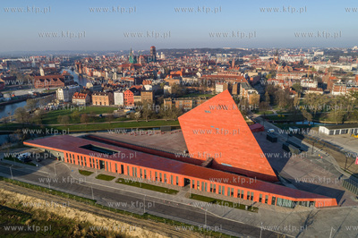 Gdansk, Muzeum II Wojny Swiatowej, w tle stare miasto,...
