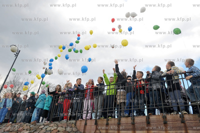 Zukowo. Z okazji 800 lecia miasta dzieci przed Urzedem...