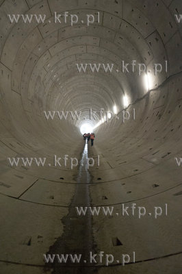 Zakonczona pierwsza nitka tunelu pod Wisla zostala...