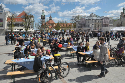 Sopot. Targ sniadaniowy na placu Przyjaciol Sopotu....