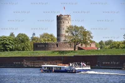 Gdańsk Nowy Port. Pred twierdzą Wisłoujście przepływa...