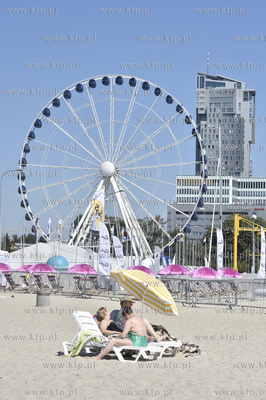 Plaża Gdynia - Środmieście. Nz. Koło widokowe w...