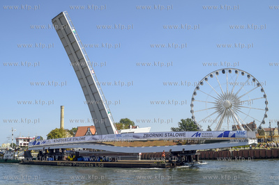 Gdańsk. Transport barką kładki, która połaczy...