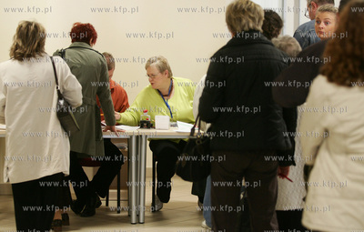 Gdansk. Urzad Skarbowy nr 1. Podatnicy skladaja zeznania...