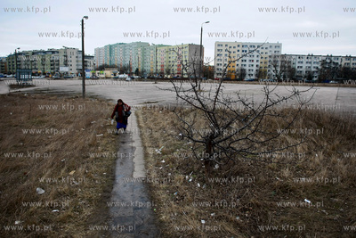 Gdansk Zaspa. Pas startowy bylego lotniska i bloki...