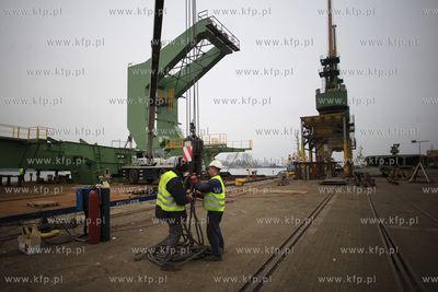 Gdynia. Zaladunek elementow tzw. stacker reclaimer,...