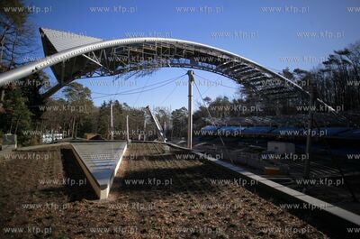 Sopot. Przygotowania do montazu powloki dachu na terenie...