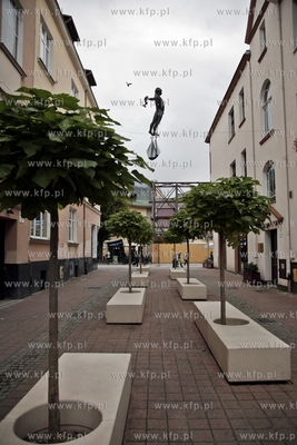 Sopot. Rzezbe rybaka balansujacego nad ul. Bohaterow...