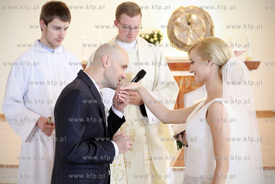 Slub Agnieszki Dabkowskiej i Wojtka Figurskiego w kosciele...