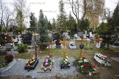 Cmentarz komunalny przy ul. Spokojnej w Pruszczu Gdanskim.
01.11.2013
fot....