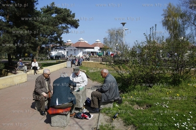 Gdansk Brzezno. Szachisci graja w okolicach molo.
22.04.2014
fot....