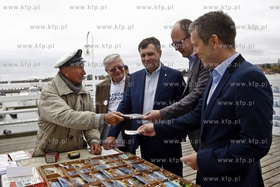 Sopot. Spacer prezydentow Gdanska Pawla Adamowicza...