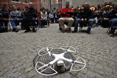 Bezplatny kurs obslugiwania dronow na dziedzincu Jana...