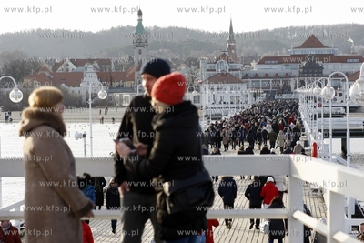 Tłum spacerujących na sopockim molo w drugi dzień...