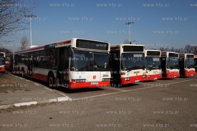 Autobus  Neoplan N4020 ( z lewej ) w zajezdni ZKM przy...