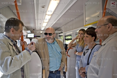 Przejazd i prezentacja składu PKM ze stacji Niedźwiednik...