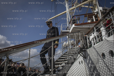 Powrót do portu w Gdyni żaglowca Dar Młodzieży...