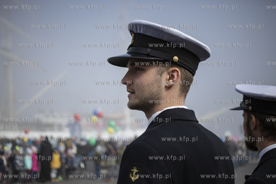 Powrót do portu w Gdyni żaglowca Dar Młodzieży...