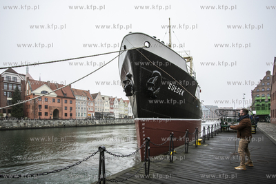 Statek muzeum Sołdek wraca na Motławę  po remoncie...