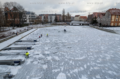Wędkarstwo podlodowe w Gdańsku na skutej lodem Motławie...