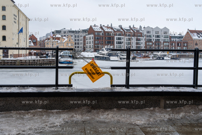 Skuta lodem Motława w Gdańsku. Informacje o zakazie...