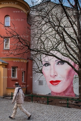 Mural z wizerunkiem Kory autorstwa Bruna Althamera,...