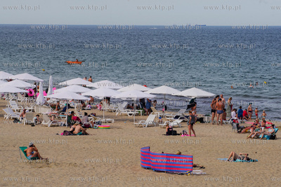Sopot, plaża.  Nz. Tłum plażowiczów.  25.07.2022...