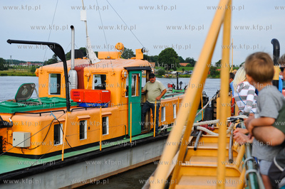 Przeprawa promowa w Swibnie. Prom laczy brzegi Przekopu...