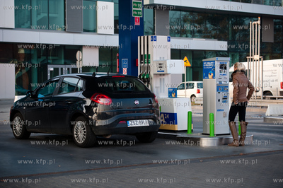 Gdansk. Wrzeszcz. Samoobsllugowa stacja paliw Neste...