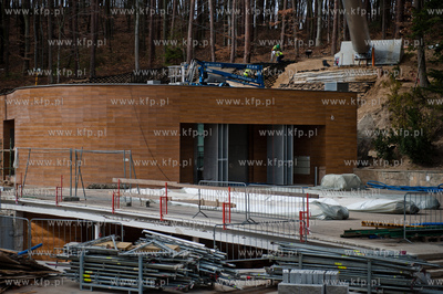 Sopot. Rozpoczeto montaz liczacej 7000 m2  powloki...