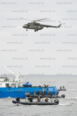 Zatoka Gdanska. Pokaz akcji odbijania zakladnikow ze...