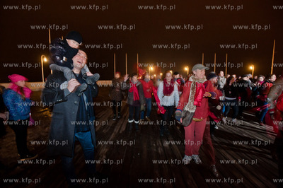 Sopot. Molo. Happening przeciw przemocy wobec kobiet,...