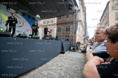 Gdansk. Scena na Dlugim Targu. Wystep kabaretu OT.TO...