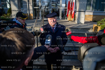 Gdansk. Oliwa. Druga tura wyborow samorzadowych. Glosuje...