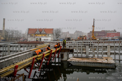 Gdańsk. Budowa zwodzonej kładki na wyspę Ołowianka....