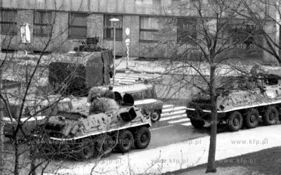 Stan wojenny w Gdansku - nz czolgi na Targu Weglowym...