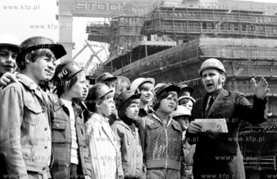 Dzieci podczas zwiedzania Stoczni Gdynskiej im. Komuny...