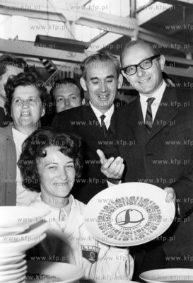 Pierwsze wyroby z Zakladow Porcelany Stolowej w Lubianie...