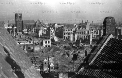 Zniszczony Gdansk po wojnie. Widok z dachu Dworu Artusa...