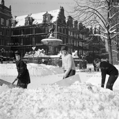 Odśnieżanie Długiego Targu w Gdańsku. 01.03.1965...