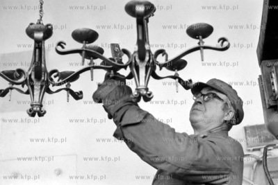 Aleksander Sprenger, pracownik pracowni kowalstwa artystycznego...