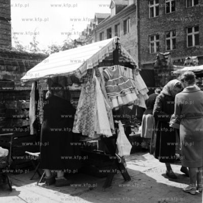 Stragany z odzieża przed Halą Targową w Gdańsku....